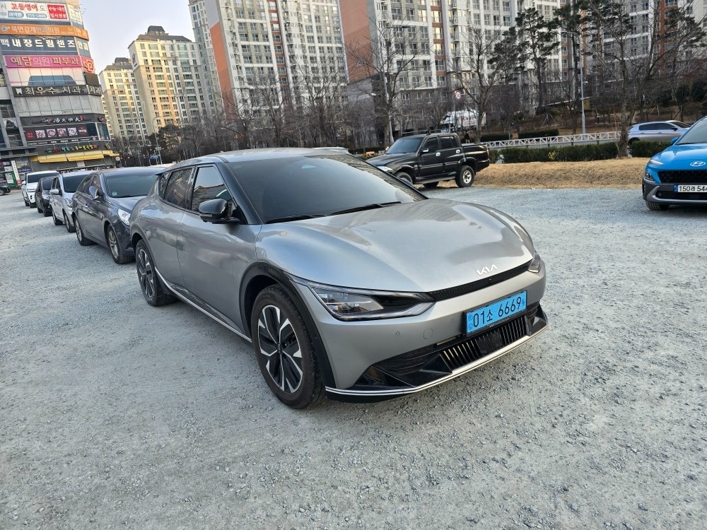 EV6 CV BEV(롱레인지/77.4kWh) RWD 어스(470km) 매물 썸네일