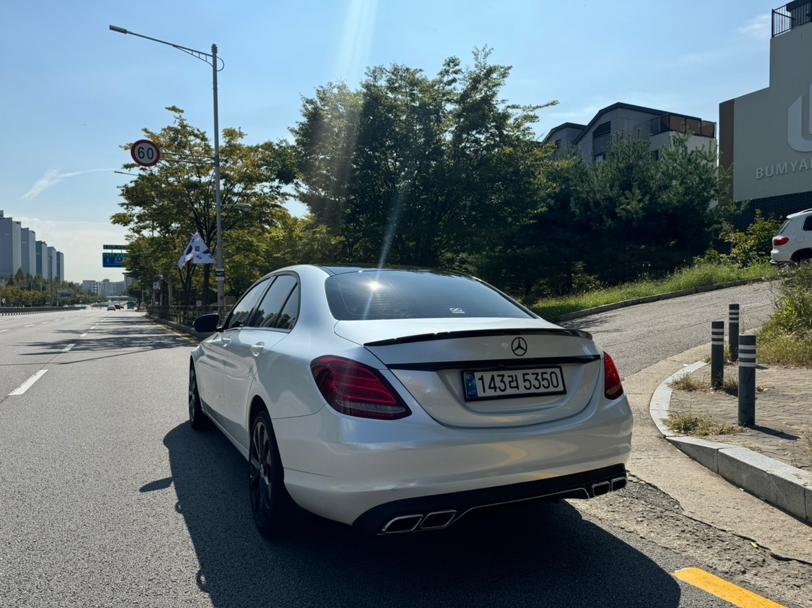 튜닝내역
- AMG C63 바디킷(범 중고차 직거래 (2)