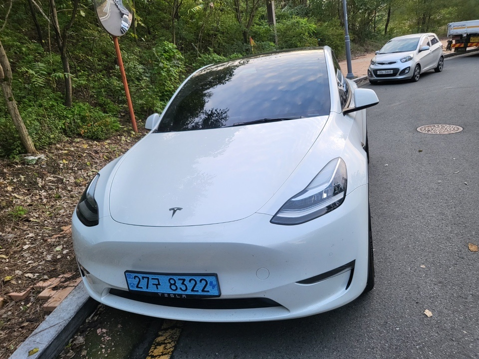 모델 Y BEV(75kWh) RWD 스탠다드 레인지 매물 썸네일