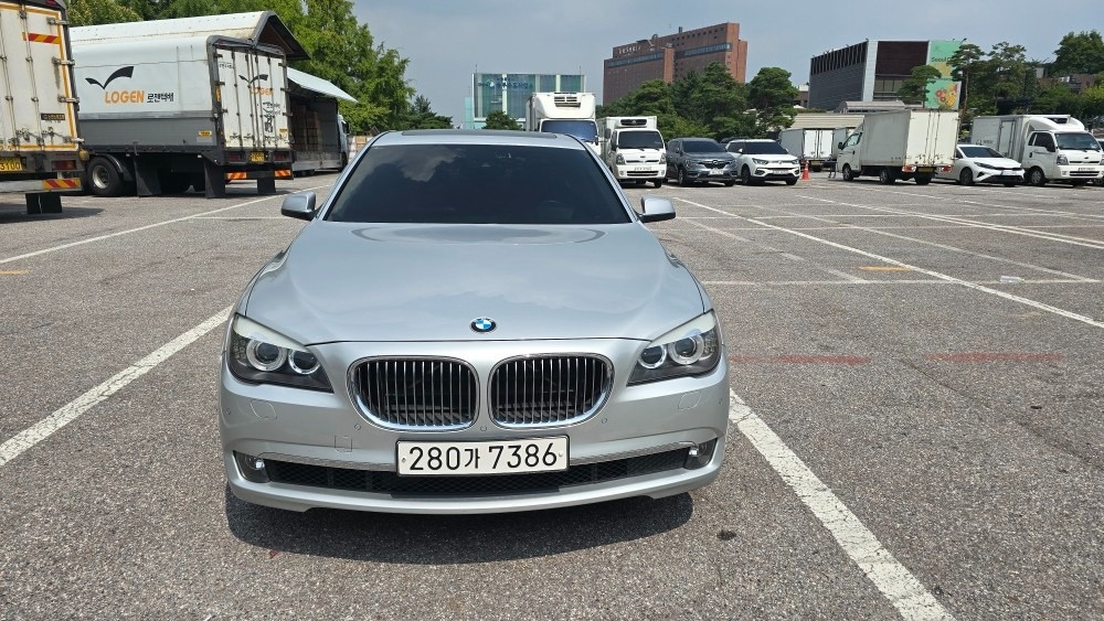 2012년형 BMW 740i 
은색 