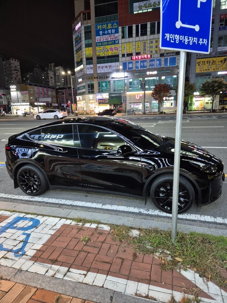 모델 Y BEV(75kWh) RWD 스탠다드 레인지 매물 썸네일