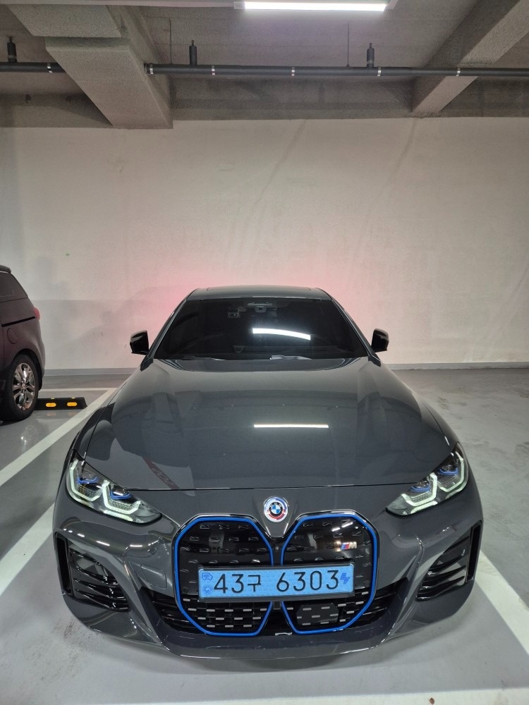 i4 그란쿠페G26 M50(84kWh) xDrive 프로 스페셜 에디션 매물 썸네일