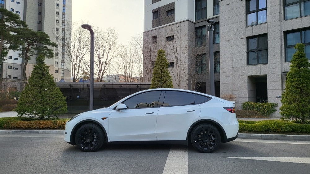 모델 Y BEV(75kWh) AWD 롱 레인지 매물 썸네일