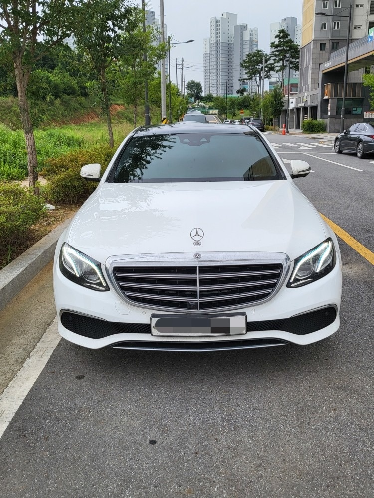 E 클래스 W213 E300 전기형 (211마력)익스클루시브 매물 썸네일