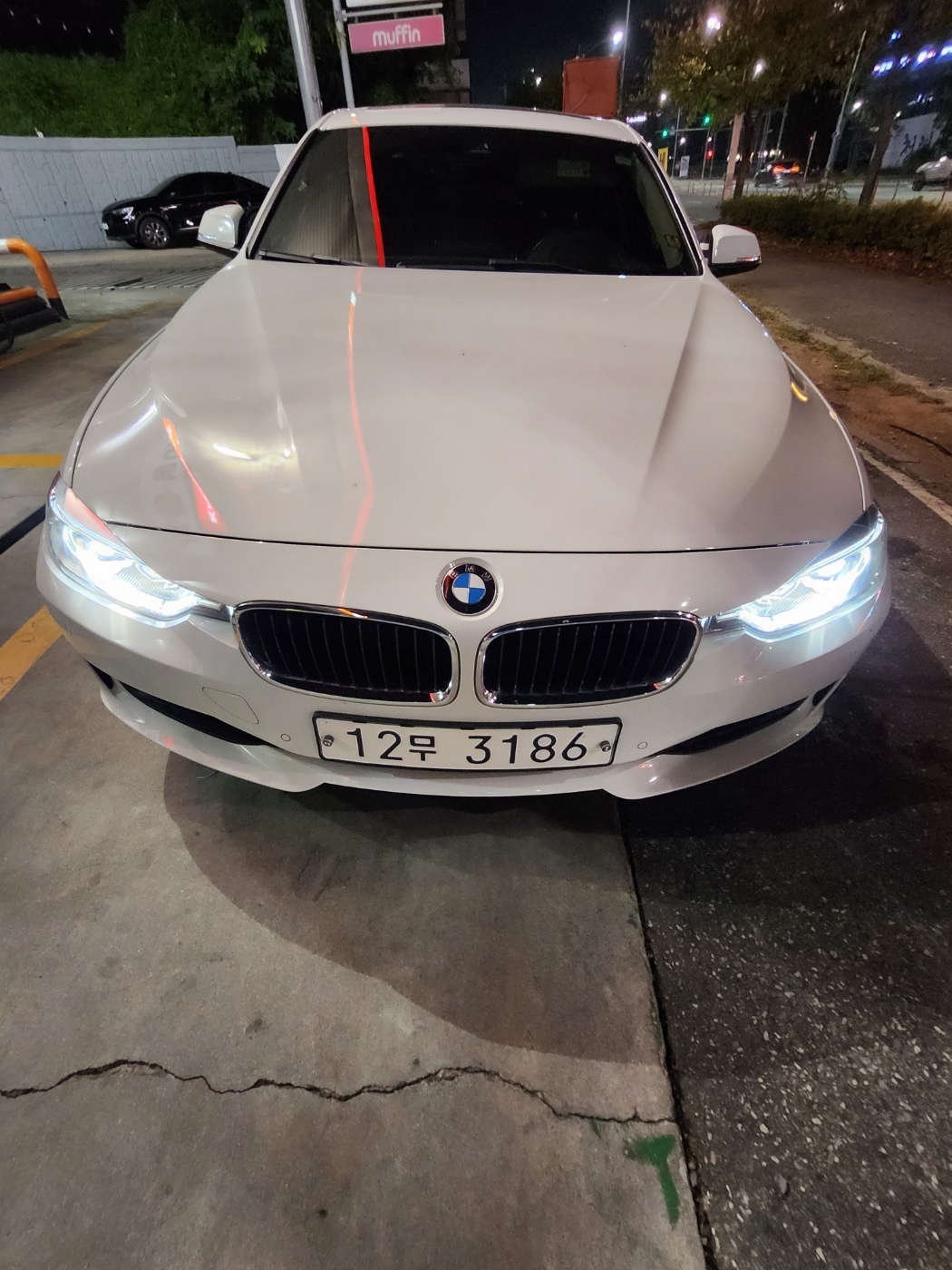 BMW 320d 휜색 차량입니다

연