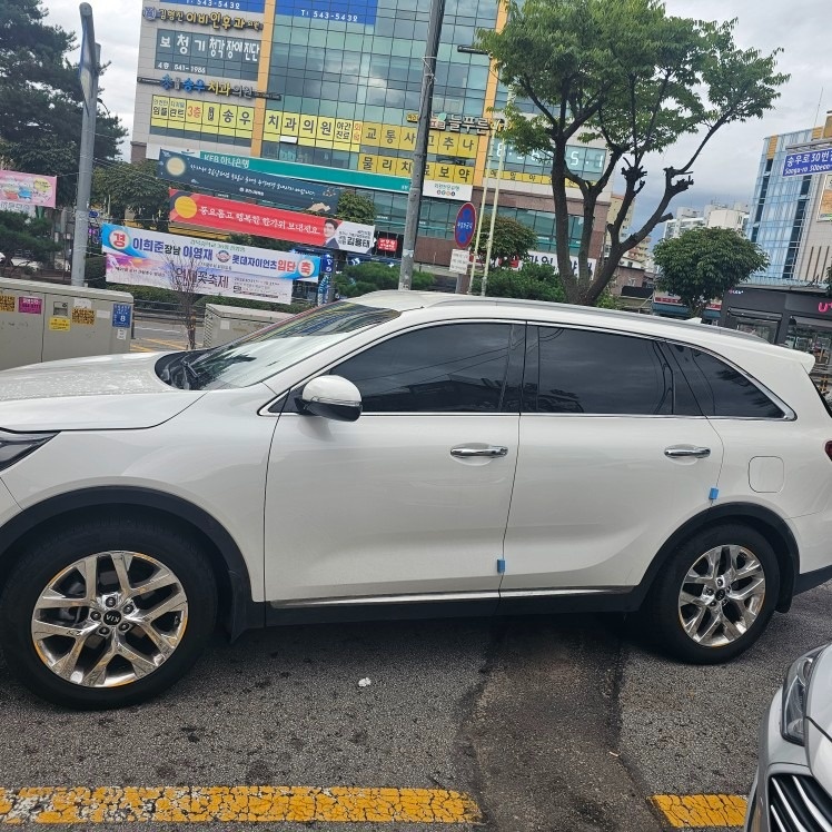 차량앞부분 미세접촉사고로
살짝들어감. 중고차 직거래 (2)