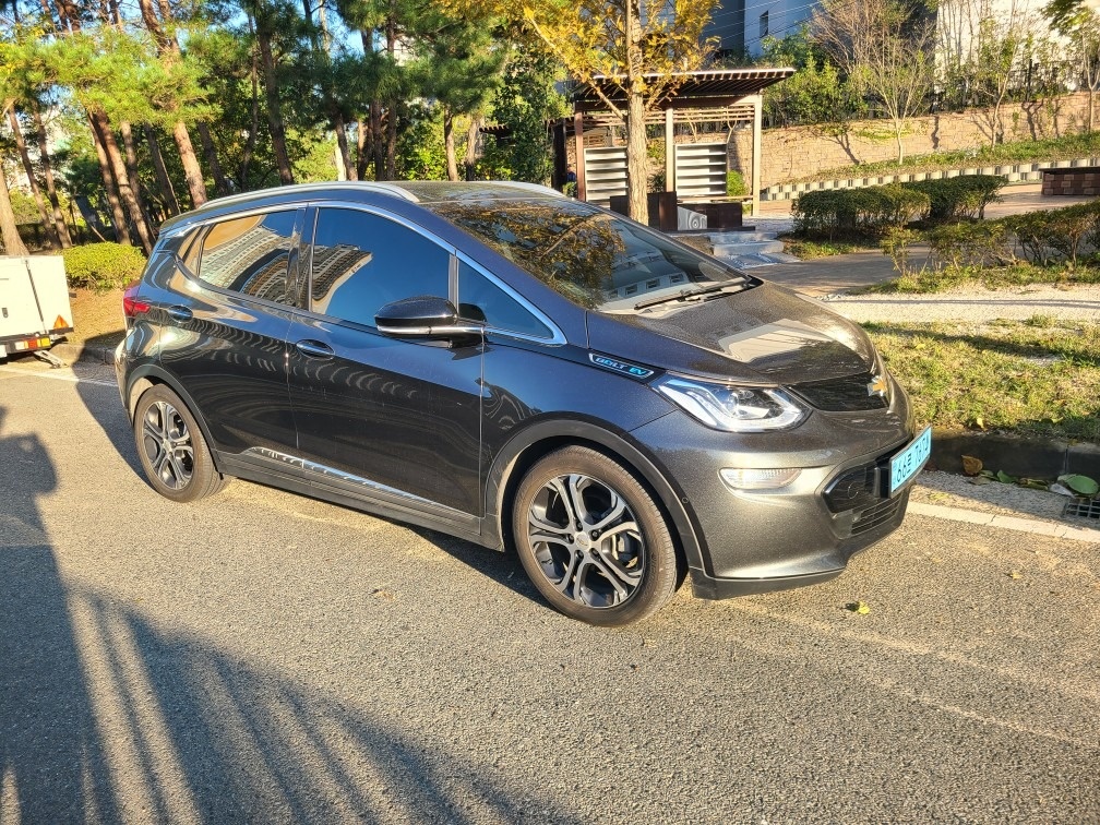 볼트 BEV(66kWh/414km) FWD 프리미어 매물 썸네일