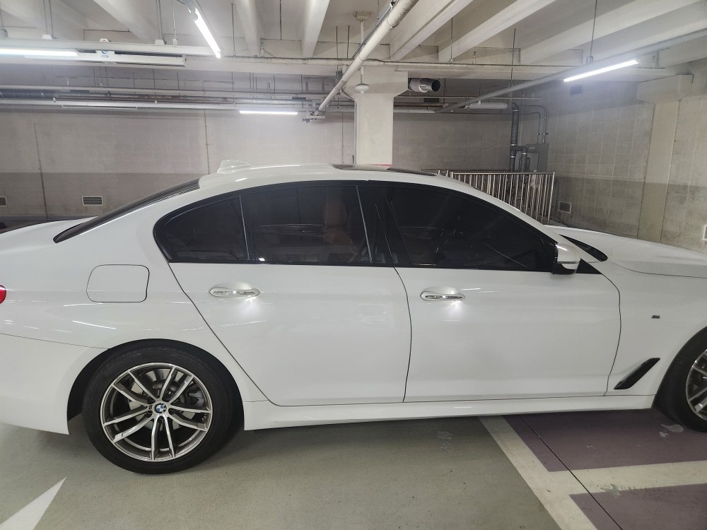 BMW 520d 입니다.
화이트. 꼬 중고차 직거래 (2)