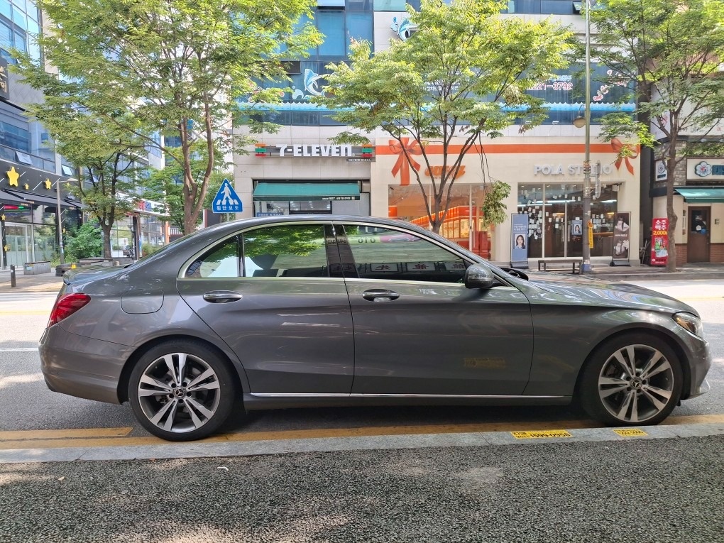 벤츠 C클래스 C220d 아방가르드
 중고차 직거래 (2)