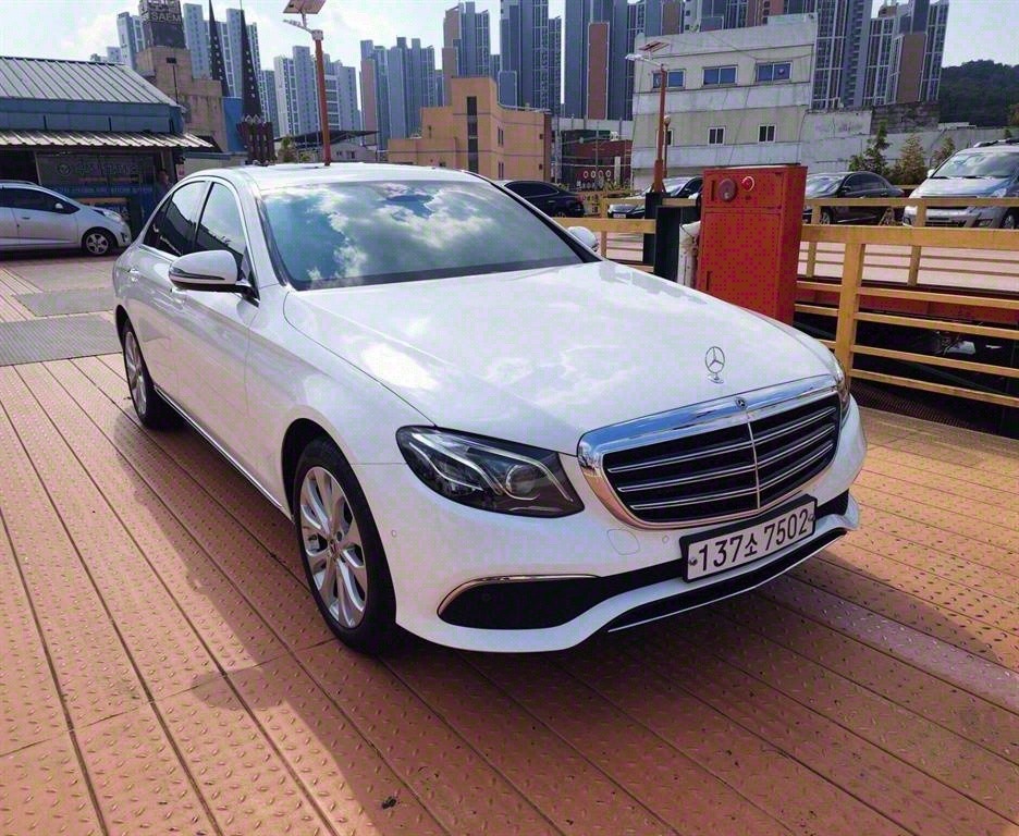 E 클래스 W213 E220 d 4Matic 후기형 (194마력)익스클루시브 매물 썸네일