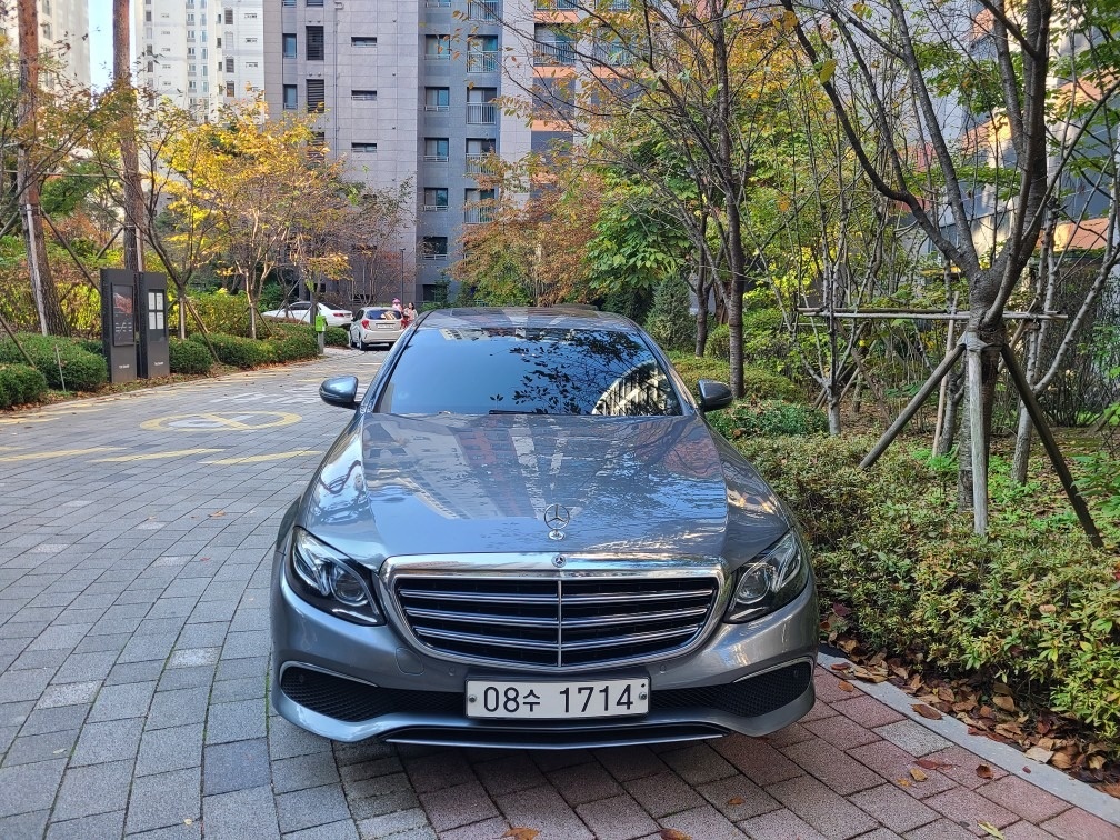 E 클래스 W213 E220 d 4Matic 전기형 (194마력)익스클루시브 매물 썸네일