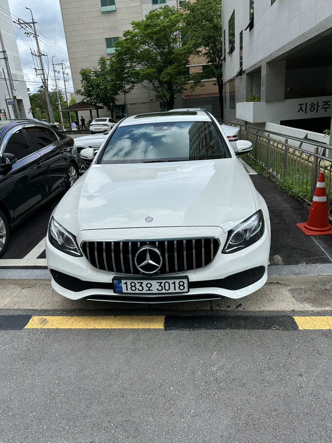 E 클래스 W213 E220 d 전기형 (163마력)아방가르드 매물 썸네일