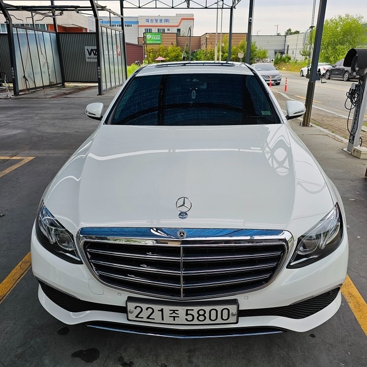 E 클래스 W213 E220 d 4Matic 전기형 (194마력)익스클루시브 매물 썸네일