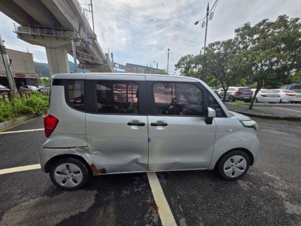 밴차량 조수석 뒷부분 지저분합니다
배 중고차 직거래 (4)