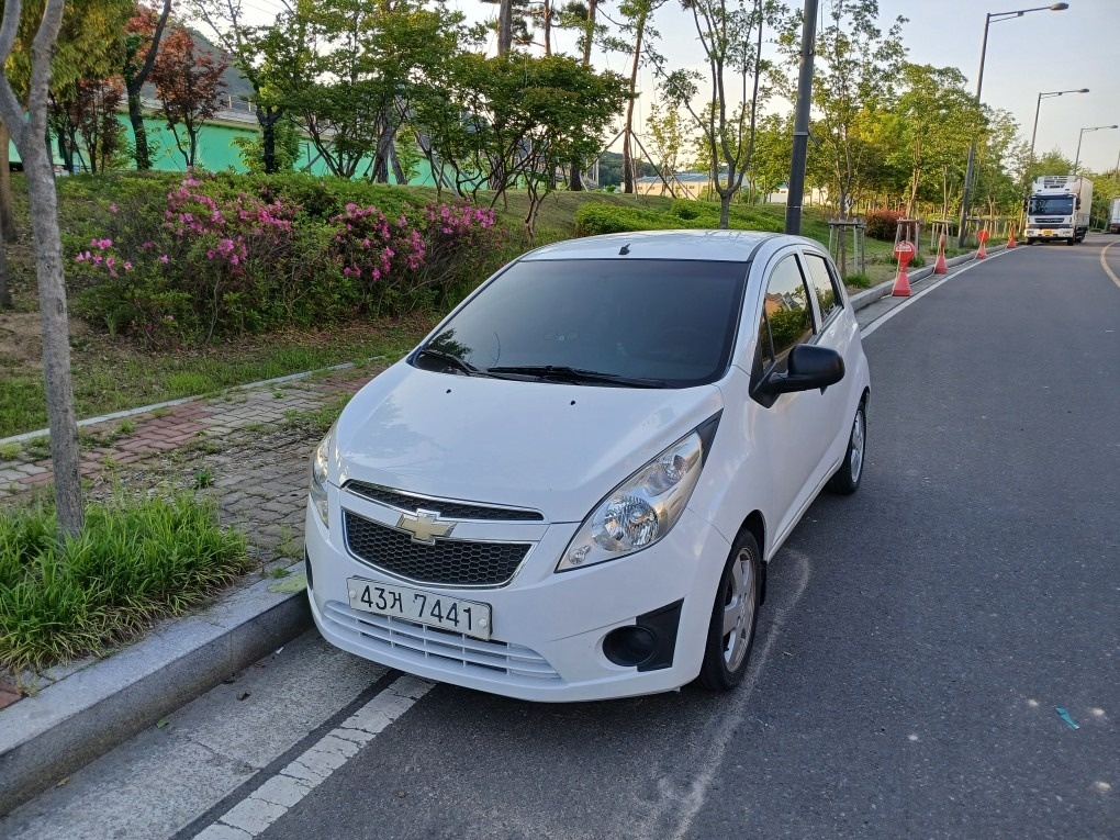 약한 긁힌 자국이 있습니다.보시고 결