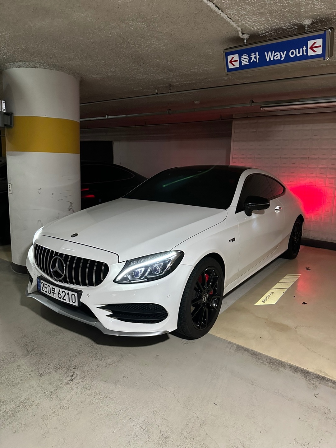 C43 AMG 쿠페 차량입니다

23