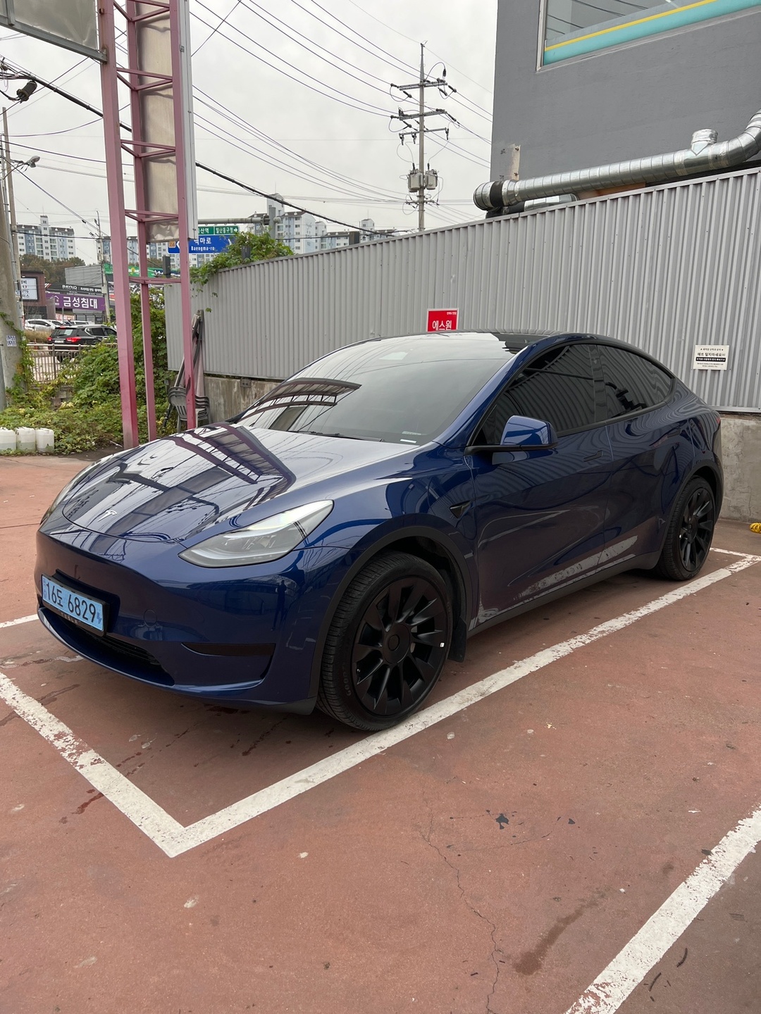 모델 Y BEV(75kWh) RWD 스탠다드 레인지 매물 썸네일