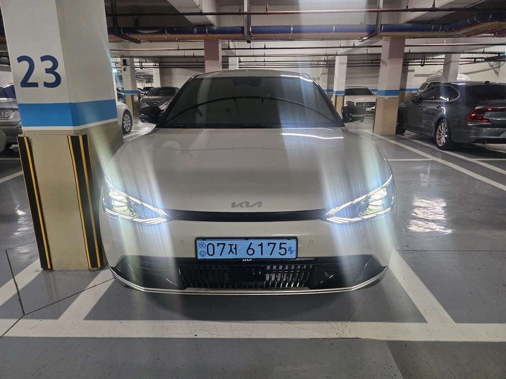 EV6 CV BEV(롱레인지/77.4kWh) AWD 어스(441km) 매물 썸네일