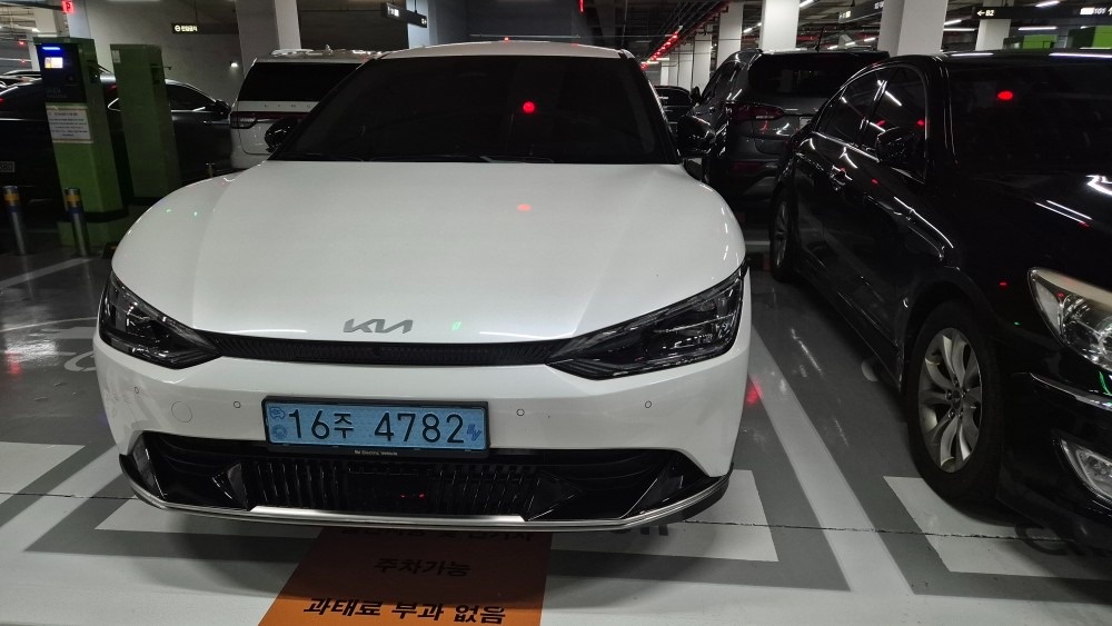 EV6 CV BEV(스탠다드/58.0kWh) AWD 어스(351km) 매물 썸네일