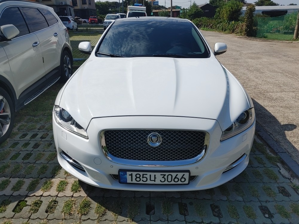 XJ X351 3.0 d 프리미엄 럭셔리 LWB 매물 썸네일