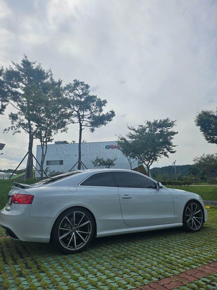 아우디 RS5 
2013년식 9만2천 중고차 직거래 (4)