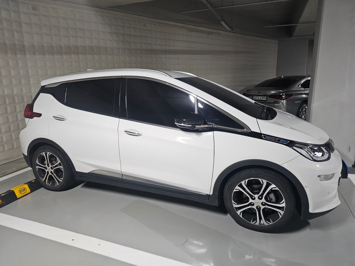 볼트 BEV(66kWh/414km) FWD 프리미어 매물 썸네일