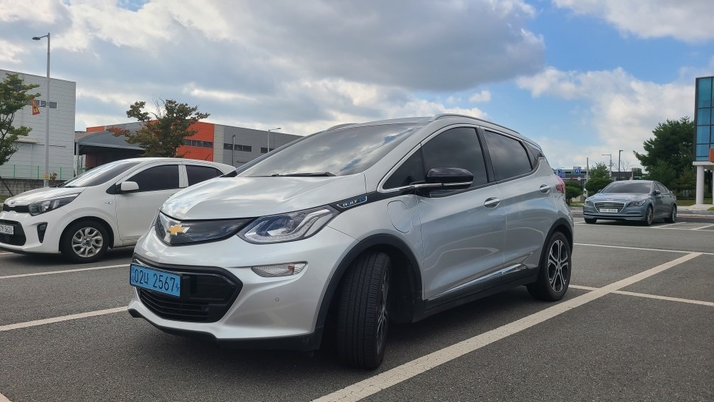 볼트 BEV(66kWh/414km) FWD 프리미어 매물 썸네일