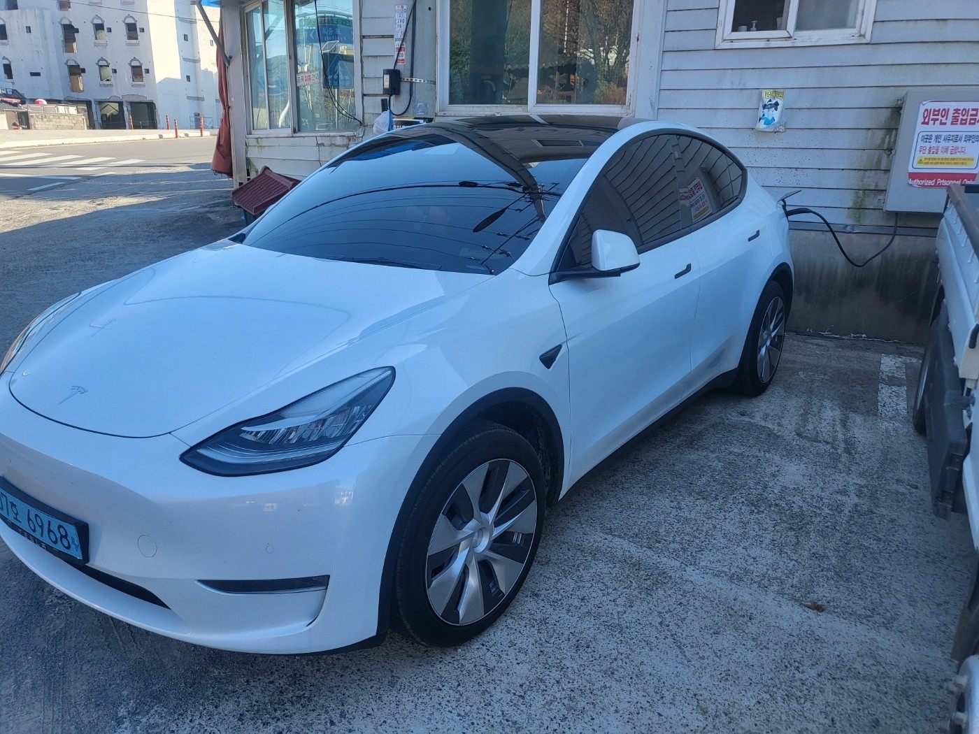 모델 Y BEV(75kWh) RWD 스탠다드 레인지 매물 썸네일