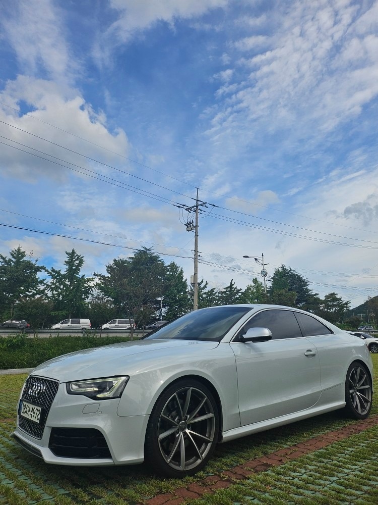 아우디 RS5 
2013년식 9만2천 중고차 직거래 (3)