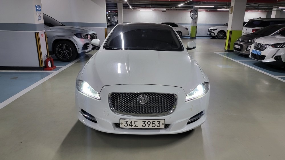 XJ X351 3.0 d 프리미엄 럭셔리 LWB 매물 썸네일