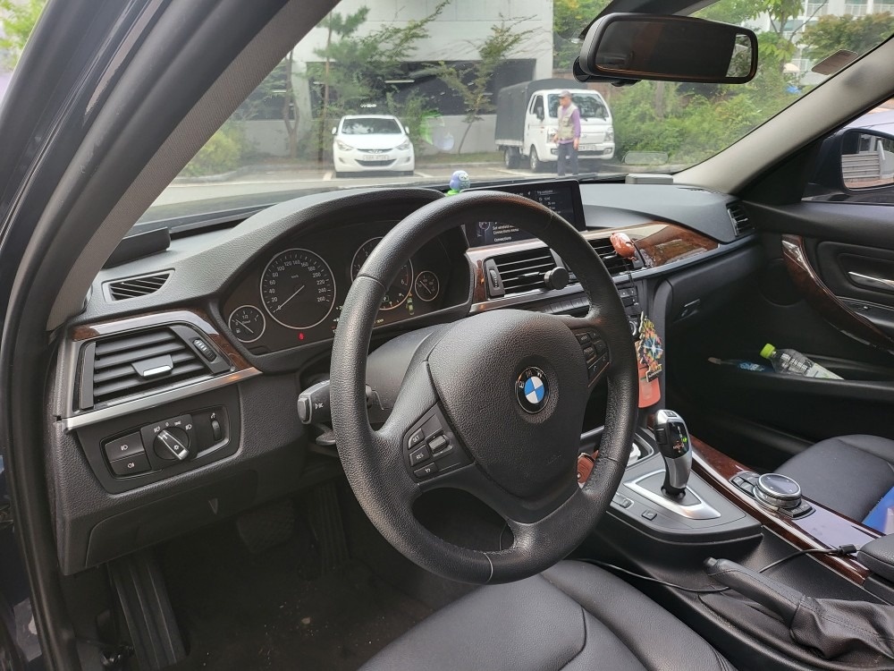 BMW 320d F30 판매.
201 중고차 직거래 (10)