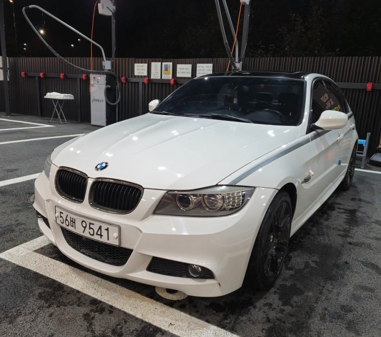 E90 320d m팩 화이트 차량
키