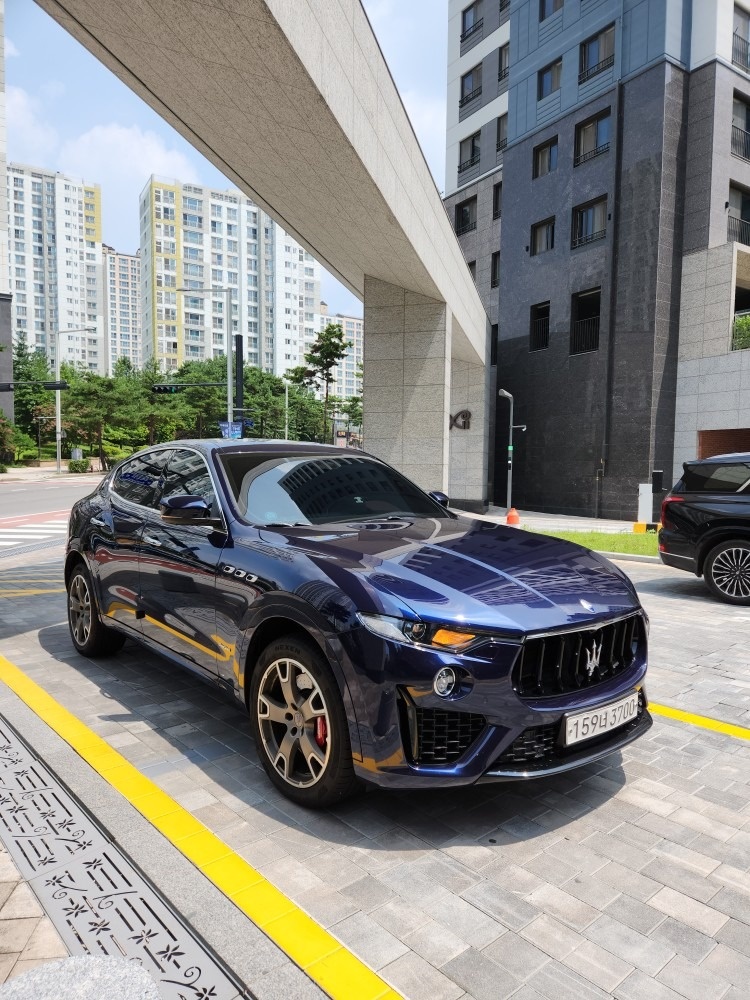 르반떼 3.0 AWD 그란스포츠 매물 썸네일