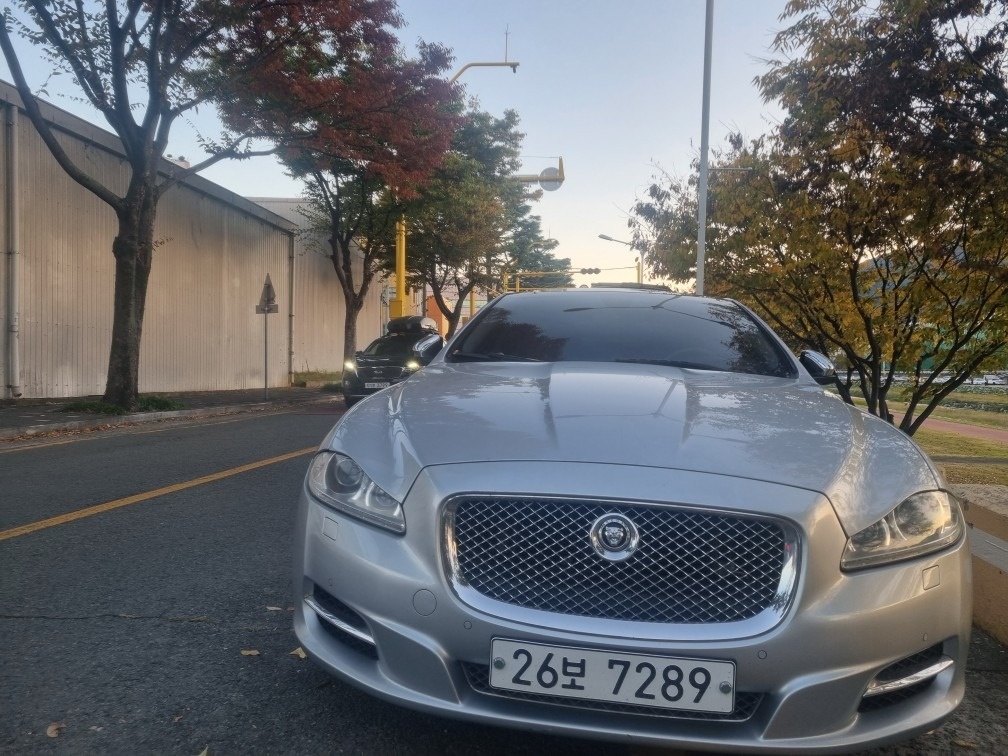 XJ X351 3.0 d 프리미엄 럭셔리 LWB 매물 썸네일