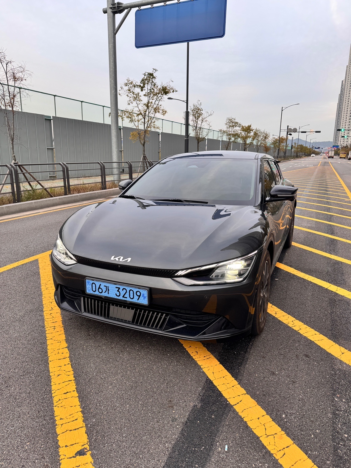 EV6 CV BEV(롱레인지/77.4kWh) RWD 어스(470km) 매물 썸네일