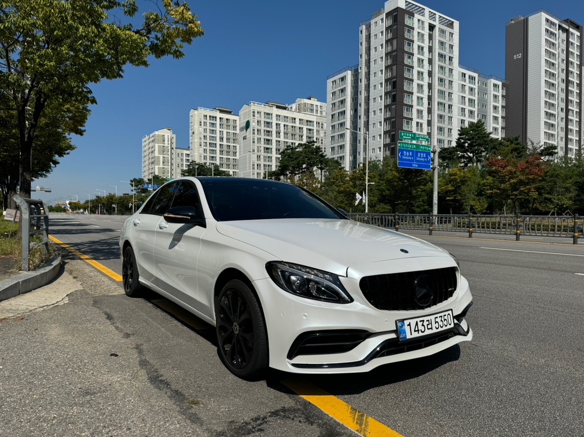 튜닝내역
- AMG C63 바디킷(범 중고차 직거래 (1)