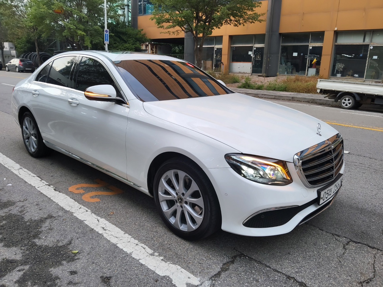 E 클래스 W213 E220 d 4Matic 전기형 (194마력)익스클루시브 매물 썸네일