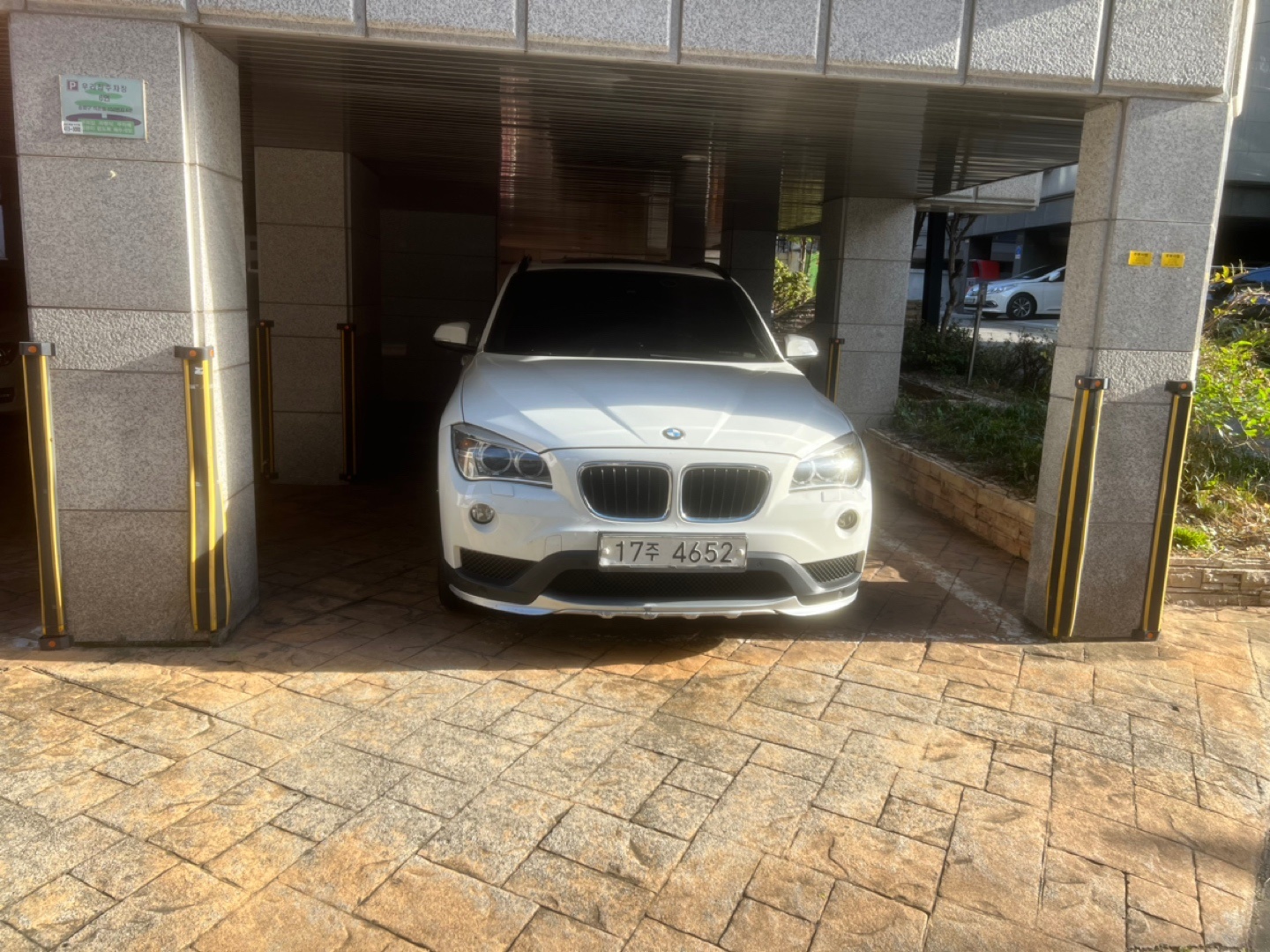 X1 E84 18d xDrive 후기형 (143마력) 매물 썸네일