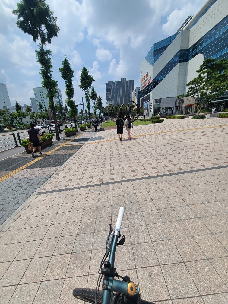 아, 그 대표 사진이 제가 이 모임을 만들게 된 날의 사진입니다! ㅎㅎ

사진의 새의 이름을 안다면 알려주세요!

요 사진!