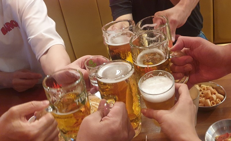 https://www.daangn.com/kr/groups/ndpRzpxA

먹기전에 사진을 잘 안찍어서 
3차까지 갔는데 사진이 별루 없네요🤣🤣
앞으로는 잘 찍어보겠습니닷-!!

@히릿 (히릿/검단/81남)모임이 두번째인데
참석율 백프로👍👍 모두 불편하지 않은지
분위기 보시면서 챙겨주시고~
두번째 보니 완젼 반가웠습니당~
앞으로도 자주 보면서 더더 친해져보아용😊

@지음 (지음/검사/82남)다른 일정이 있으신데
잠깐 오시느라 힘드셨을텐데 와주셔서 감사했어요~저희 모임에 훈남분들이 많으신듯^^
다음에는 길게 오래봐효~

@둥둥 (둥둥/당하/87여)첫모임이라 큰 용기내고
오셨을 마음에 고마운 마음이 앞서네요^^
서로 눈으로 대화를 많이 했는데🤭 
3차까지 함께해서 즐거웠어요~ 
예쁘고 사랑스런 모습 자주 보고 싶어요♡
동네도 가까우니 우리 오래보아효🙆‍♀️

@라온84김포청라남  취침 시간이 훨씬 지나서까지
함께 하는거 보면서 체력이 대단👍👍^^


@뀨잉 (뀨잉서구79여) 
너무 동안이셔서 놀랬어용^^
귀여운 외모에 포켓걸언니ㅎㅎ 
여성분들 모두 나와주셔서 어찌나 감사했는지~다음에 더 많은 이야기
나눠요~🙆‍♀️ 

@녹치85검암남 (녹차/검암/85남) 매너와 센스를
겸비한 모습에 감탄했네용👍👍진짜 동친을 만났으니 담에 그냥 쓰레빠 신고 편맥 한잔해요😋ㅎㅎ

@밍구 (청라/87남) 출석율 백프로 훈남쓰👍👍 
처음 모임보다 조금 편해 보여서 좋았어요^^ 
이제 모임진행 하실 수 있으닝 활발한 활동
기대해볼께요😊

비가 갑자기 쏟아지는데  한분도 취소없이
다 와주셔서 감사했어용♡