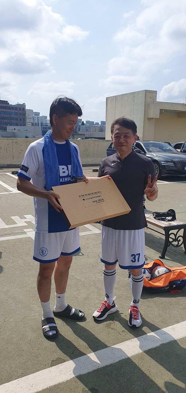 8ㆍ18  운동후기

롯데마�트계양점 5층  풋살장에서
7시10분ㅡㅡ10시까지
21명의 선수분들이  나오셔서
3파전  열나게  운동했습니다 

오늘의MOM은

2달간의  부상치료후 복귀하신  한규봉선수임다

추카추카^^

담주 25일은  제21회 
자문위원장기대회로   응원전이 있습니다

노량진축구장에서  노일fc하고   9시10분  첫경기가 있습니다
전후반 20분씩 ㅡㅡ무승부는 추첨  토너먼트
준결승 ㅡ전후반25분씩  무승부시 승부차기

20대ㅡ3명  30대ㅡ5명  40대ㅡ3명  출전