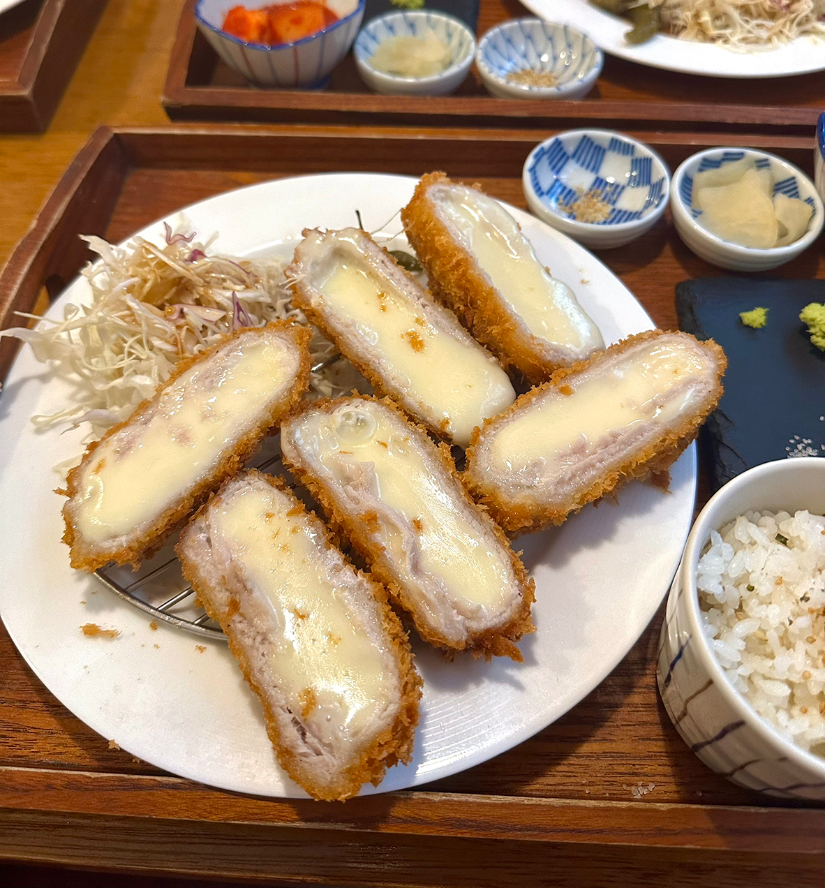 노릇노릇한 애플파이 만들고 왔습니다 ! 😋
가르쳐주신 선생님도, 같이 만들러 오신 분들도 친절하셔서 재밌게 만들었어요!
Photo by 지혁님😎