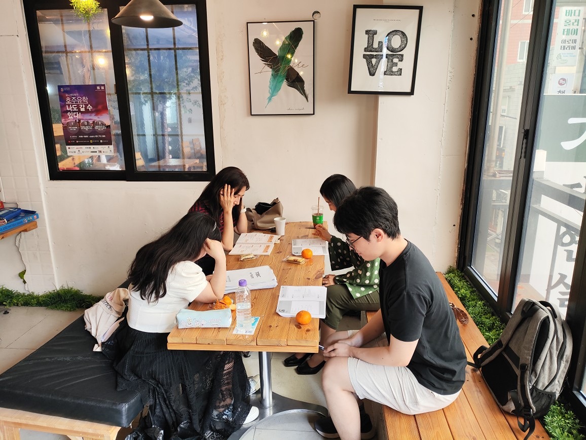부산 성인 영어회화 학습자 분들을 위한 스터디 모임으로 혼자 하기 힘든 공부를 힘을 모아 함께 영어 실력을 키우기 위한 스터디 모임입니다! 다양한 영어 스터디를 통해 함께 서로 도와서 열심히 공부해보아요~❤️

💚 우리 모임의 장점 💚
1. 영어 실력을 향상시킬 수 있어요.
2. 서로 도우면서 함께 공부할 수 있어요.
3. 실전 회화 능력을 향상시킬 수 있어요.


💜 스터디 소개 💜

□ 패턴 영어회화 스터디 □

스터디리더와 함께 패턴 영어를 공부하는 스터디 입니다~ 스터디 자료가 제공 됩니다. 수업이 아닌 리더와 함께 같이 공부하는 스터디입니다. 보통 일정은 토요일 오전 11시에 시작되며 1~1:30분 동안 진행 되며 초보 분들에게 좋습니다 :)  참가비 : 5,000원

□ 실전 영어회화 스터디 □

실전 영어회화 스터디는 외국인과 함께 소그룹을 이루어 일상생활 및 다양한 주제에 대해 영어로 대화를 하는 실전스터디 입니다~ 50분동안 진행되며 영어만 사용해야 하기 때문에 중급 이상인 분들에게 좋습니다 :)  참가비 : 10,000원


□ 언어교환 스터디 □

언어교환 스터디는 총 2시간, 첫 50분 동안 한국어로 대화를 하면서 외국인 친구의 한국어를 도와두고 10분 휴식 후 다른 50분 동안은 영어를 사용하여 실전 영어회화를 할 수 있습니다~ 초중급 분들에 좋습니다 :)  참가비 : 10,000원


□ Katie's Speak Up □

태국 국적의 영어선생님 Katie와 영어회화 하면서 스피킹 연습 / 오류 교정 / 피드백 및 궁금한 것 튜터링 받기~ 참가비 10,000원