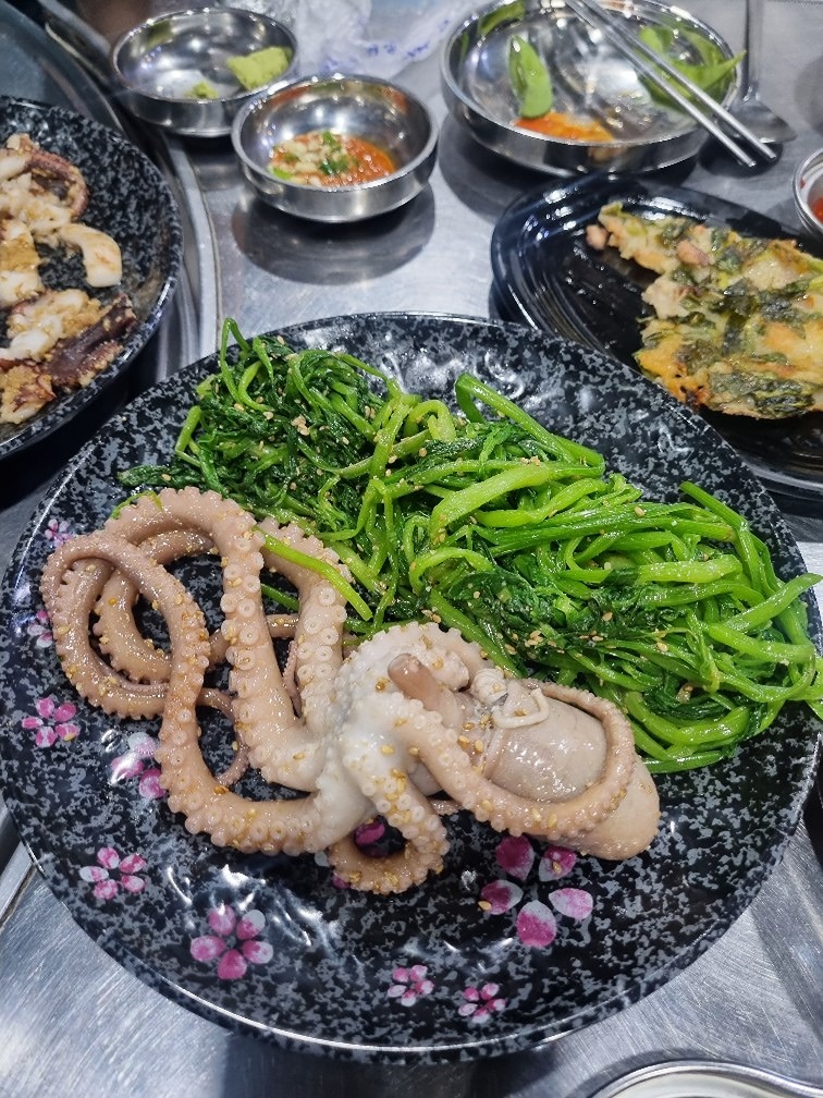 군자 힘찬갯벌낙지 이모카세(1인 5만5천원)를 다녀왔습니다.
노포는 아니지만 노포st 가게로 선선한 날에는 야장도 깔아주시는 것 같은데요.
미나리 향기가 좋은 마른 연포탕부터
전복육회탕탕이, 잘 익은 총각김치, 갯장어 샤브샤브까지
알찬 보양할 수 있는 곳으로 잘 먹었습니다. 👍