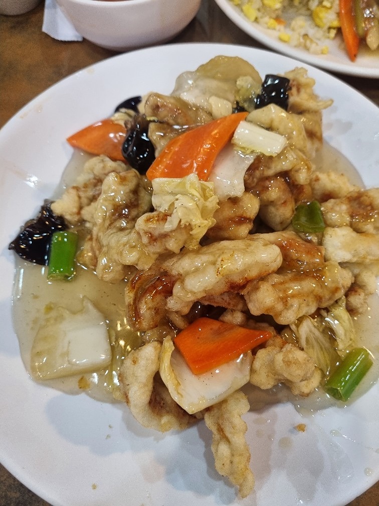 대림동 동해반점 🏃‍♂️

대림동 중식노포 동해반점입니다.
매장 안의 수족관이나 계산할때 사용하시는 주판으로 이미 전투력 측정 끝나는 집입니다.
대림동은 대림역 주변의 화교분들이 운영히시는 중식집을 많이 가는 편이었는데, 동해반점은 구로디지털단지역 주변으로 따로 떨어져있습니다.
요리도 한국식 중식으로 짜장, 짬뽕 등 판매하고 계시구요.
볶음밥을 중식집 실력의 척도로 보는데, 기름에 떡지지 않고 고슬고슬 잘 볶아져 나오고, 짬뽕밥을 주문하면 밥이 계란 볶음밥으로 나옵니다. (최고.. 👍)
탕수육도 옛날 탕수육 스타일로 맛있게 잘 먹었네요.
조만간 간짜장, 양장피에 바이주 마시러 재방문할 것 같습니다.