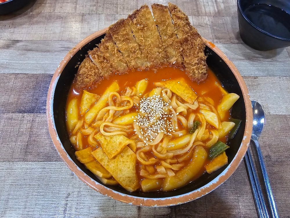 돈칼떡볶이!
맛이 끝내주진 않아요 ㅋㅋ