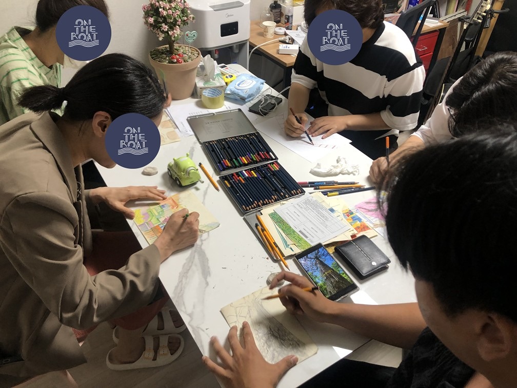 🎨저희 온더보트는 어반스케치및 드로잉 /  그림그리기 /취미미술/전시회 / 모임입니다:) 🎨
자신이 좋아하는그림을 그리고싶으신 분!
미술을 하나도 몰라서 배우고싶으신 분!
전시회를 좋아하시는 분!
전부 환영합니다~!😀

부산의 도심을 색연필로 간단하게 몽환적인 분위기로 어반 스케치를 배워볼 수 있는 기회 놓치지 마세요!

현업 작가들에게 배우는 풍경화+정물화 배우기
건물 스케치 부터 꽃 그림 배우기 다양한 그림그리는것을 배우면서 친목도나누고 다같이 전시회도 열어볼계획이에요!  그림 좋아하시는분 누구나 가능합니다!  잘그리고 못그리고는 중요하지않아요 하고자하는 마음만 가지고와주세용

한달 1회이상 벙참!

나이제한 : 20세~50세
모임참여조건 : 그림을사랑하는 모든사람

참가비(노쇼방지):5.000원  

이런분들은은 안돼요! ✋️
🧨🧨🧨🧨🧨🧨🧨🧨🧨🧨🧨🧨
신천지x포교행위x여미새x남미새x
🧨🧨🧨🧨🧨🧨🧨🧨🧨🧨🧨🧨
