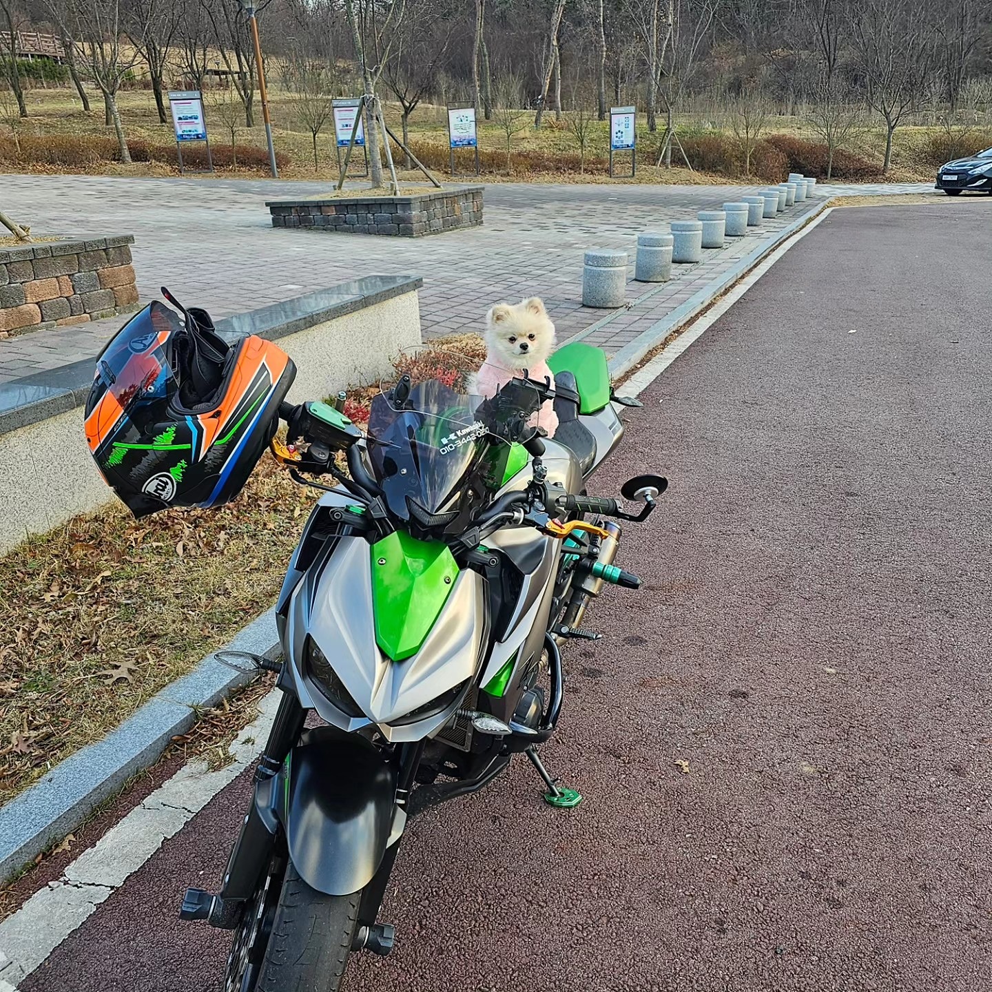 안녕하세요!!!
신탄진에서 거주하고있는 z1000 바린이 입니다^^
항상 강아지와함께 라이딩을 즐기는터라 속도는 내지 않습니다^^
잘 부탁드립니다!!!