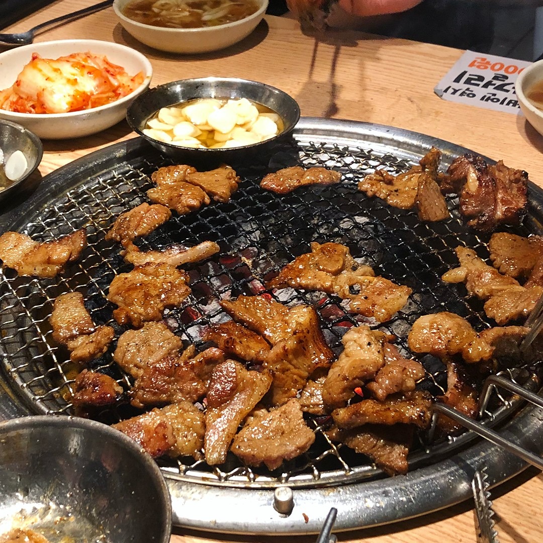 우리 같이 고기 먹어요! 🍖