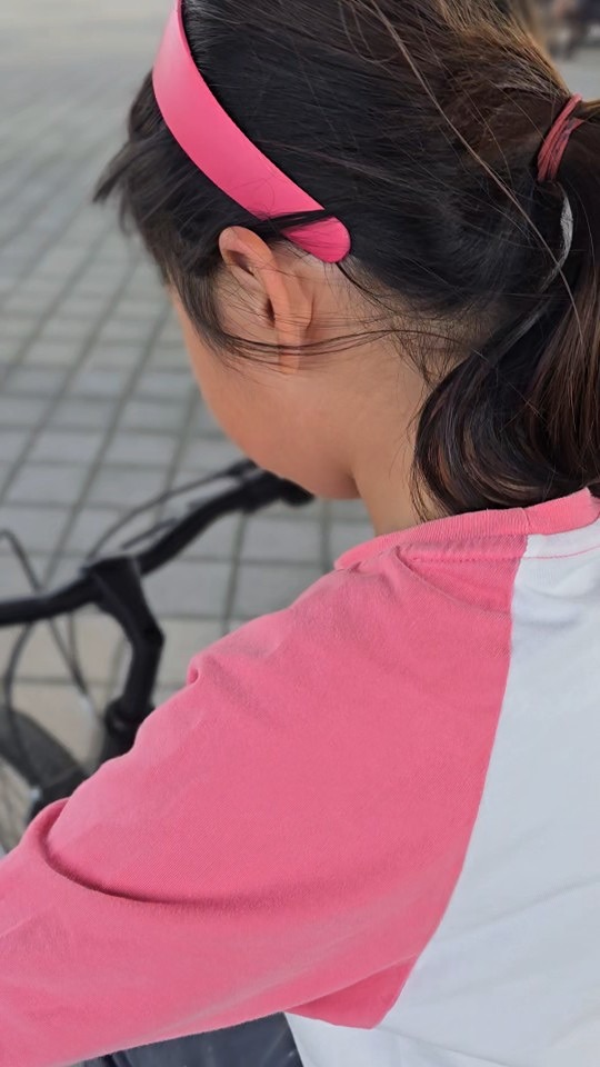 둘찌는 안달고 다녀도 우리 따님은 어디나 달고 다닙니다.
평소에도 많은 자극을 주고 싶어서 그래요.
요새는 두발 자전거 배우러 한강공원에 다닙니다.
자전거 타기는 두뇌와 몸의 협업이 필요한 운동이예요.
두발자전거에 도전해 봅니다!!